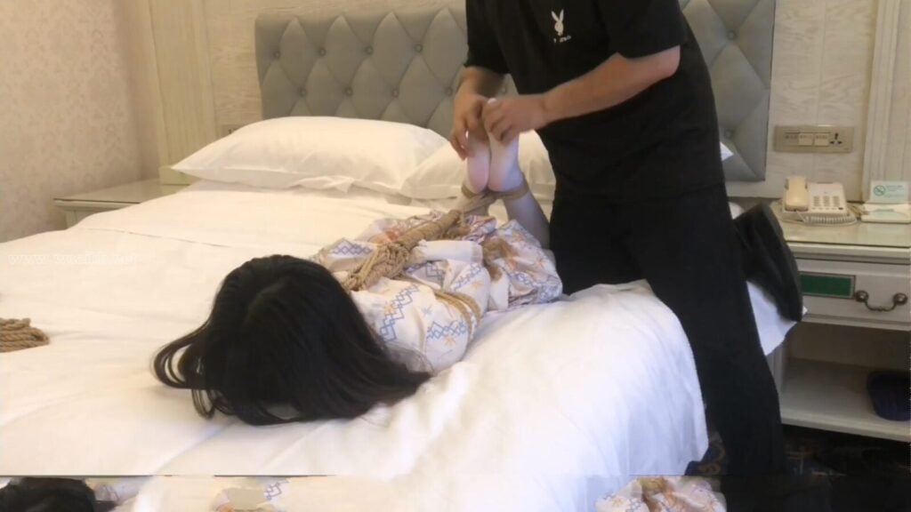 【新月原创】【荷露】酒店约的一次LOLITA白丝驷马 蒙眼封嘴看她挣扎 这个小JIOJIO无敌了-视频-5元站