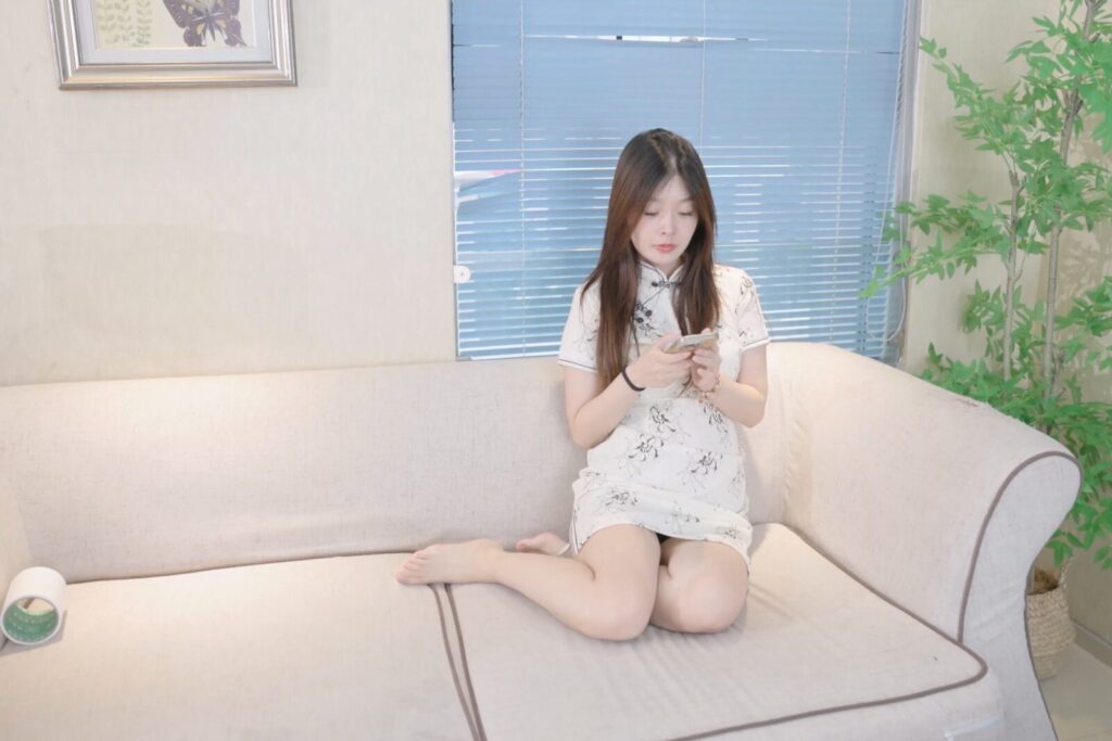 图片[3]-【红鲤鱼】裸足美女，装进纸箱里挣扎，最后被丝绸袋包裹-视频-5元站