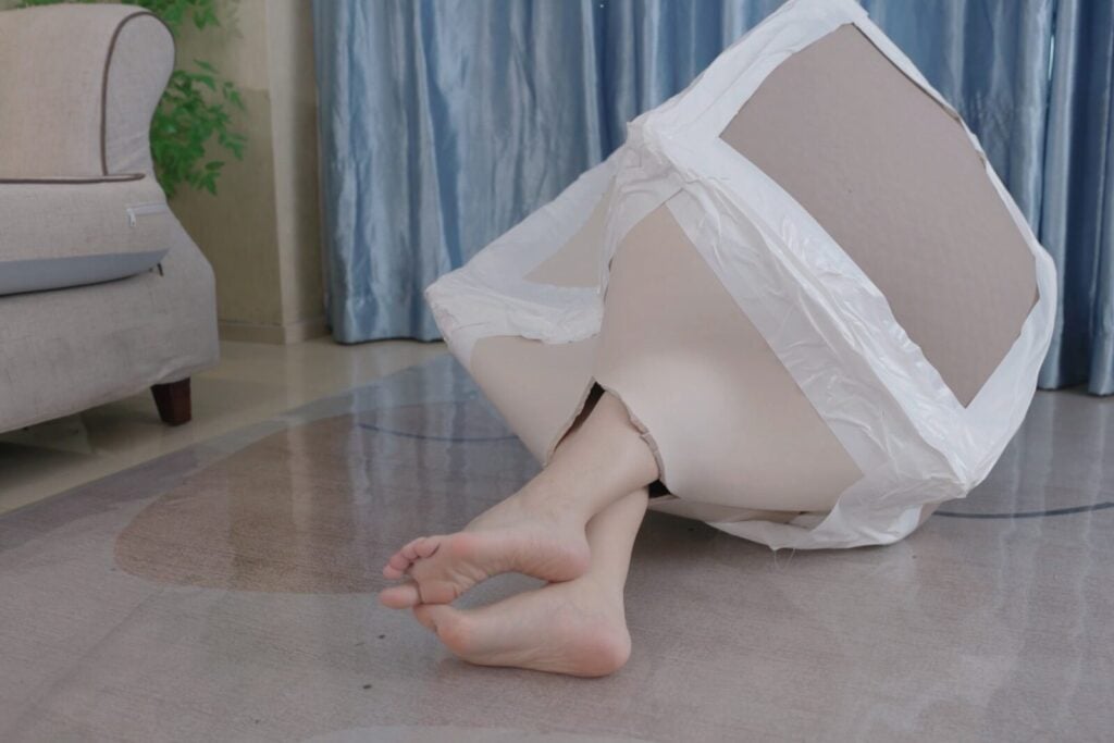 【红鲤鱼】裸足美女，装进纸箱里挣扎，最后被丝绸袋包裹-视频-5元站