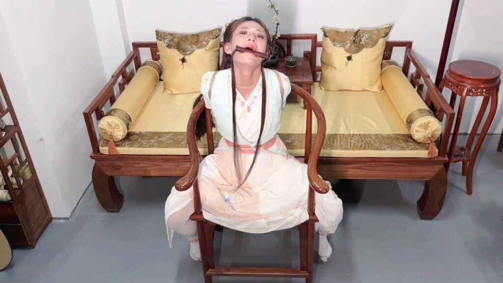 【梦川】古装【大胆侍女 】口枷 脚趾缚 后手直臂侍女进太后房间偷取玉玺被侍卫发现 将侍女捆绑起来挠脚 并将其捆绑在椅子上折磨-视频-5元站