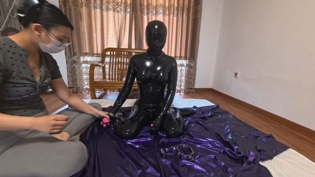 【狸猫工作室】女M乳胶头套息窒，头套凹进嘴里，直到被制作成完全无孔的乳胶人偶-视频-5元站