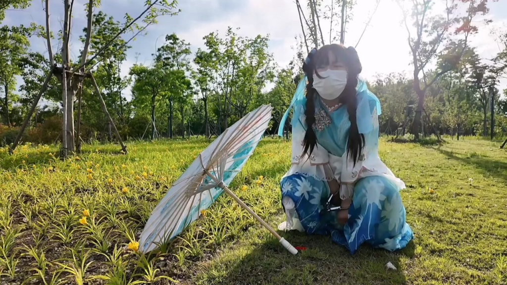【苏苏】西施诗雨江南cos户外镣铐啵啵贝露出，与行人擦肩而过+葫芦铐跳跃找钥匙-视频-5元站