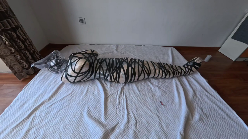 图片[2]-【狸猫工作室】女M保鲜膜全包，胶带全身捆绑，塑料袋套头-视频-5元站