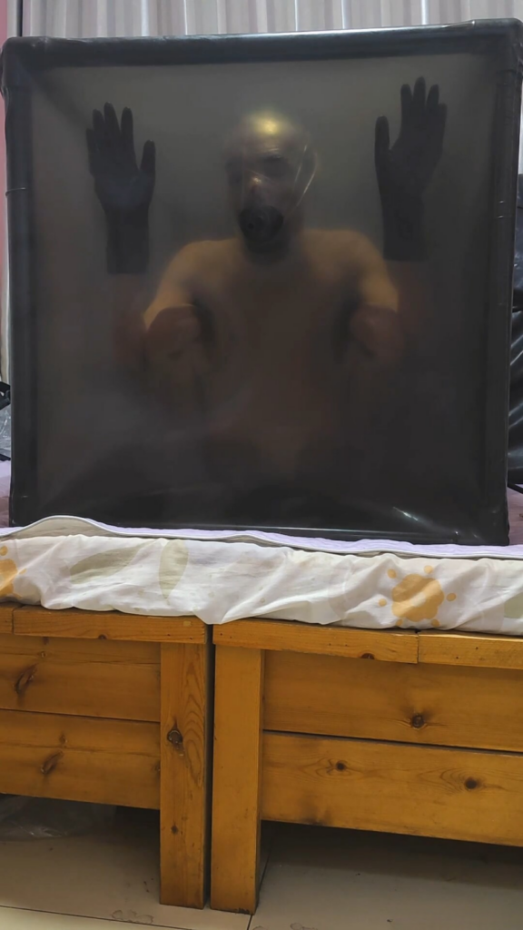 【被折磨的小石头】被保鲜膜包住头的m，被塞进真空柜里开到10的压力被玩弄，一点都别想动-视频-5元站