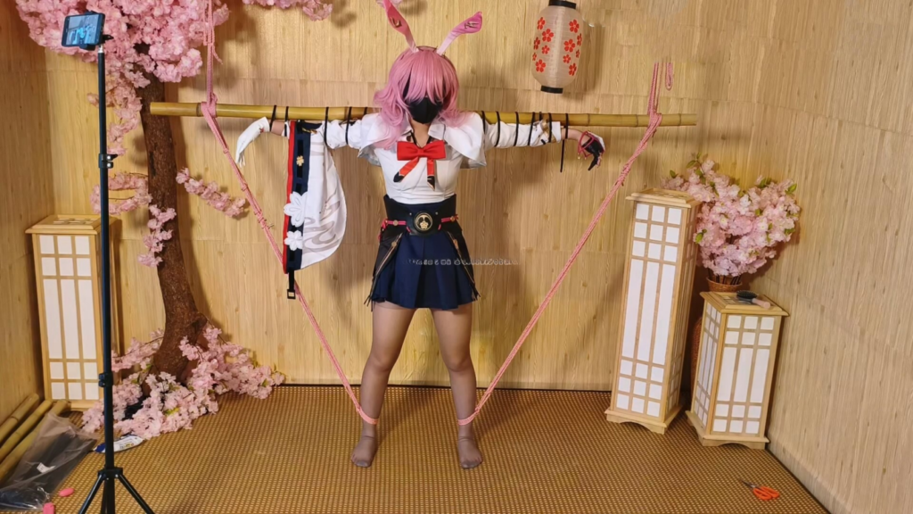 【时绳】（女孩子！）】《绯樱（一）》【股绳勒阴+绳结来回摩擦阴部+竹缚+强制开腿+tk腋下腰部+虐乳+脱裤袜+抚摸下体+跳弹+震懂棒+郊狼电击】接受特殊训练的绯英！双臂被紧紧拘束在竹子上-视频-5元站