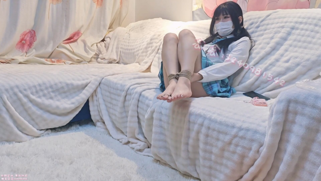 【司念念】虐足类 洗完脚后涂润滑油 鞋里放豆子外出 回来后绑住双脚tk和打脚心-视频-5元站
