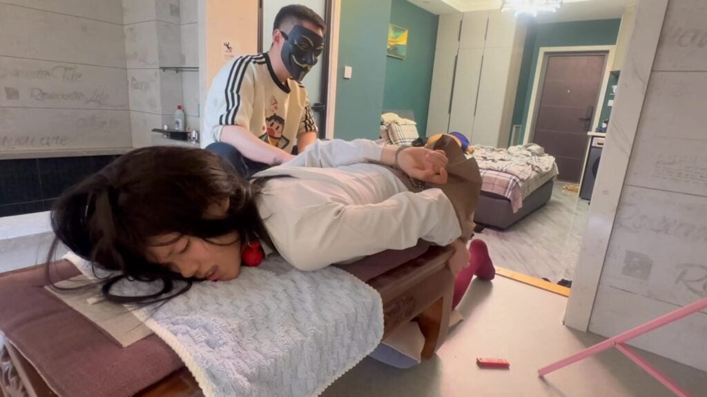 【束人映像】【TJ女大开塞露灌肠抑制排泄】全程抑制排泄 嘴塞骨头口塞跪走训练+SP报数+TK脚心到哭+一泻千里（共两段灌两段排泄）-视频-5元站