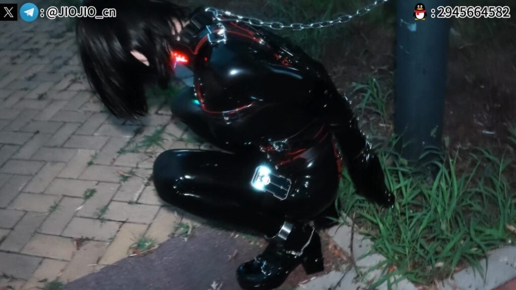 【JIOJIO】乳胶 の母畜性奴隶9（户外篇3）凌晨发现单手套乳胶性奴！上前抓住后项圈锁链牵引 拴在电线杆旁 强制电击+训练器震动强制GC-视频-5元站