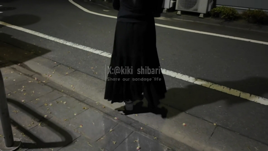 【kiki】（户外）第一次戴镣铐外出-视频-5元站