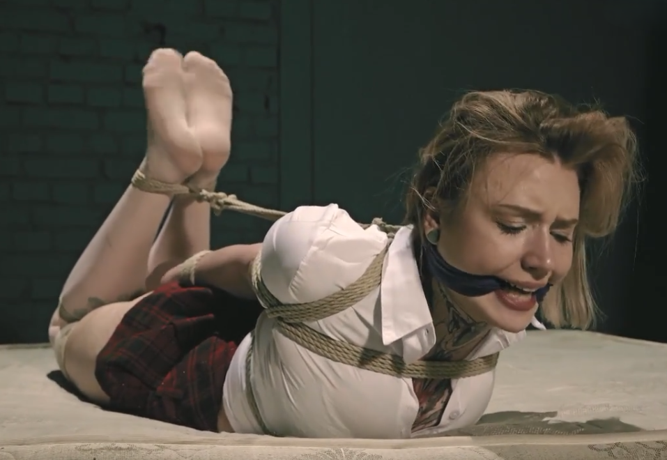 Astrid in Trouble – Bound Beauty in a School Uniform Awaiting Her Ransom-视频-5元站
