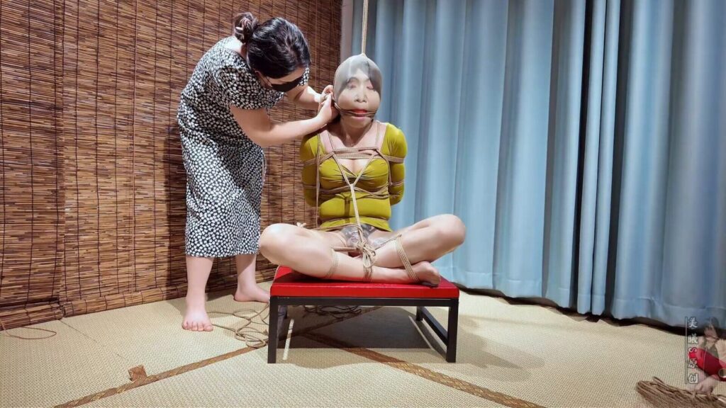 【美曦s】《主人亲手包的人肉粽子》团缚吊起来的肉粽子在此刻的端午节日献给大家欣赏，今年就用绳子给大家包个粽子，头也被绳子包起来，顾名思义的粽子值得欣赏！-视频-5元站