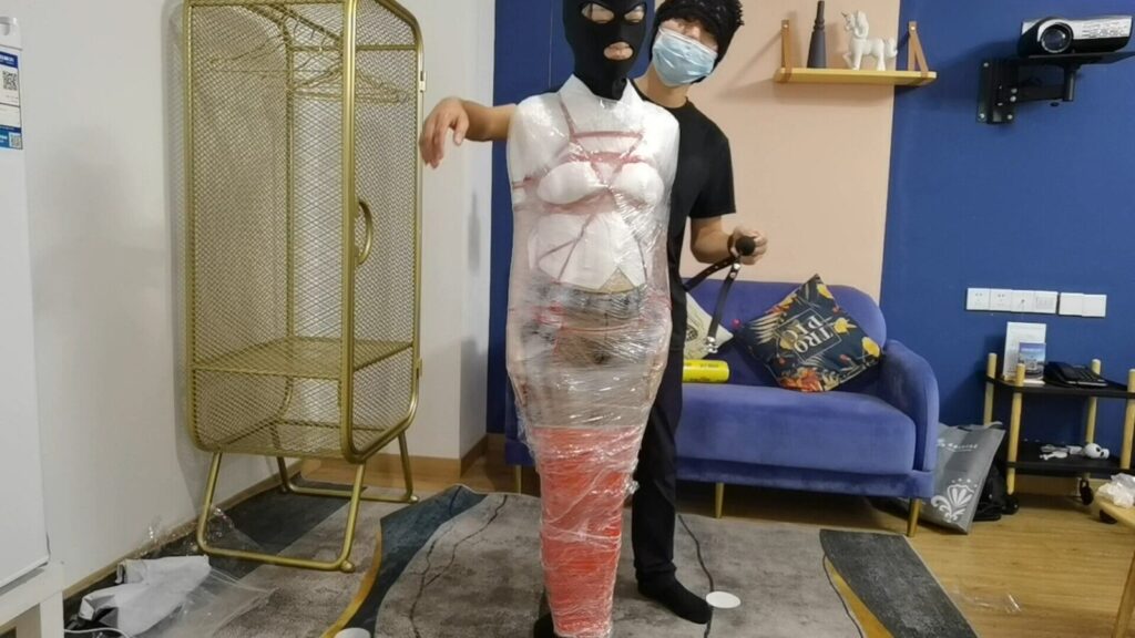 【木子三市】真实约绑真空JK装超紧绳艺捆绑嘟嘴蒙眼保鲜膜全包浴室湿身，妹子很配合很好奇中集-视频-5元站
