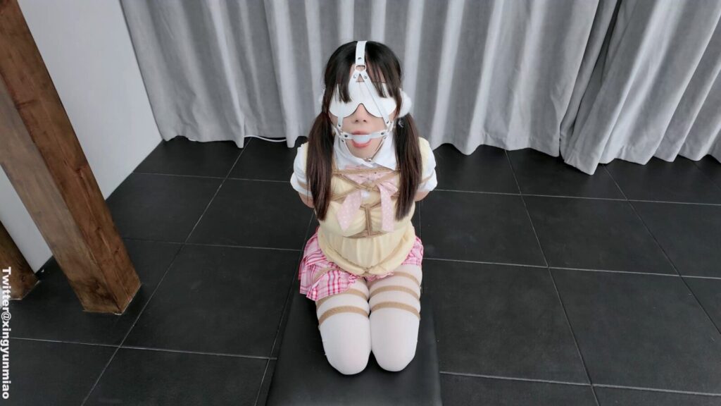 【鹿角与猫爪】「崽崽」连裤白丝粉嫩嫩JK｜马具口球+驷马缚｜折腿跪立柱缚｜窒息play｜内置啵啵贝｜复刻了一个插画姿势，身体被捆成一团拽着头被收集口水~-视频-5元站