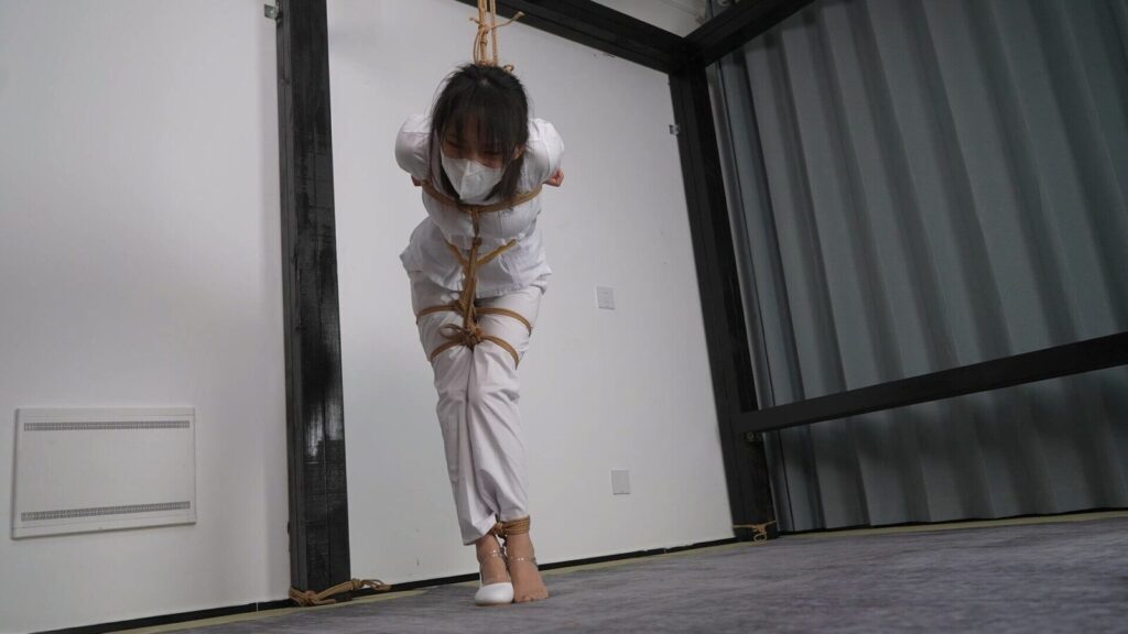 【象人工作室】嗷嗷-护士系列2，并肘直臂，折腿放置，脚上穿着强制踮脚辅助器！-视频-5元站