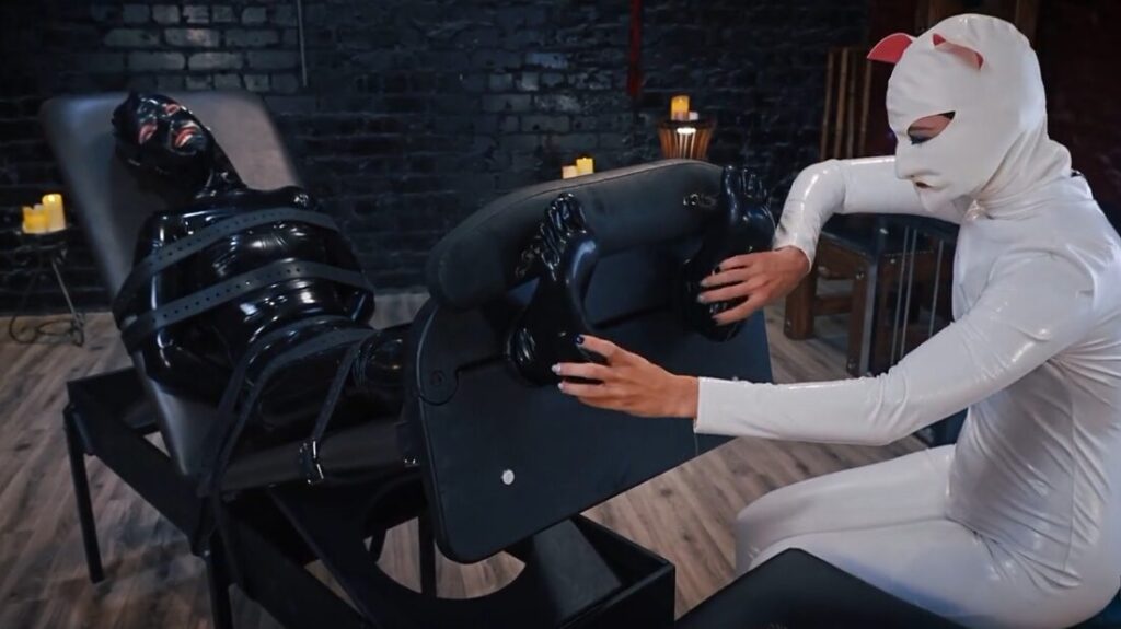 图片[2]-Latex Games in Black and White Suits – Penelopa Enjoys Anna Luna’s Ticklish Reactions in Full Latex-视频-5元站