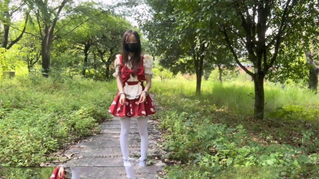 【新月原创】【琳媚】【户外】白丝时装小脏脚 带着手脚铐到处踩踩踩 被蚂蚁咬 被蚊子追 回来一脚伤-视频-5元站