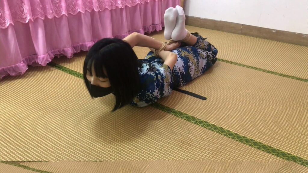 【新月原创】【红豆】微剧情 迷彩服白袜 一根绳驷马挣脱 输了要被玩JIO 卖袜子还债-视频-5元站
