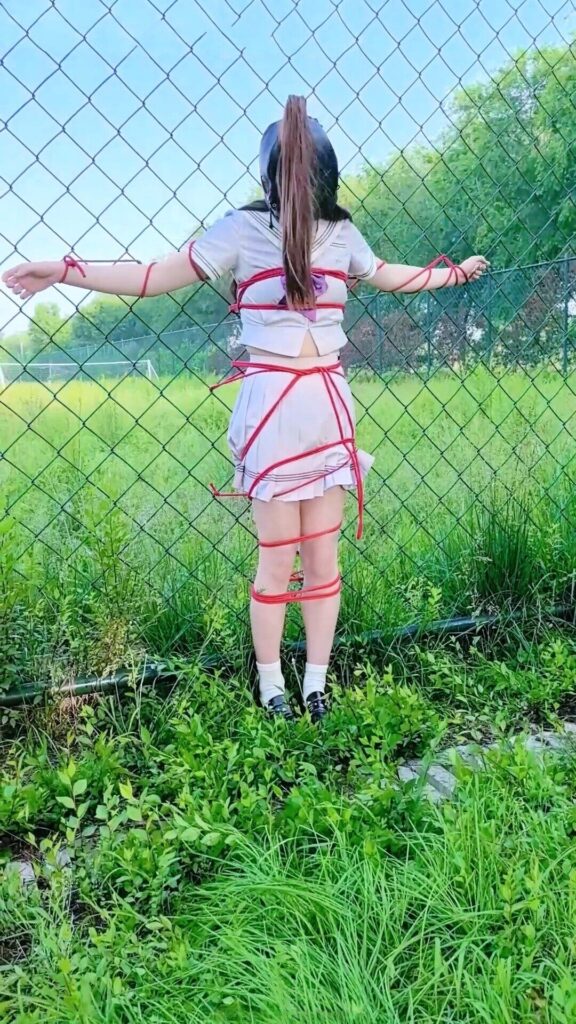 【糖糖工作室】（户外暴露强制高潮）水手服伪娘被十字固定在废弃球场拦网上，贞操锁+震动棒独自高潮，被路人发现全程-视频-5元站