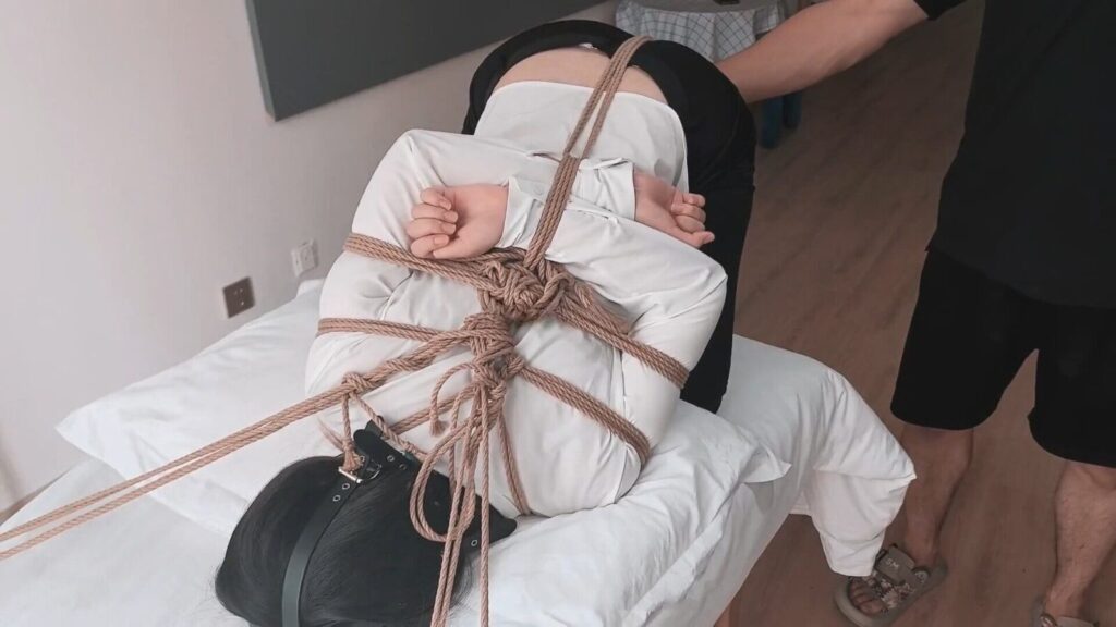 图片[2]-【青青河边草】《开发幼师中》经过上次的户外押解，幼师回家之后意犹未尽，再次联系我，深入体验，决定继续开发，日式跪趴桌子上，马具口球，啵啵贝强高，sp，tk-视频-5元站