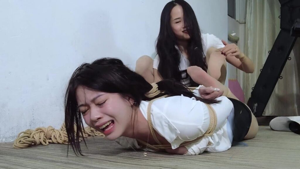 【樱束原创】《看谁更怕痒》草莓挑战在tickle wrestling战无不胜的老选手雪妮！草莓被雪妮驷马捆绑对她进行疯狂的挠痒输出！草莓痒得不停挣扎突然挣脱了束缚赢了挑战她可以反向挠雪妮全身-视频-5元站