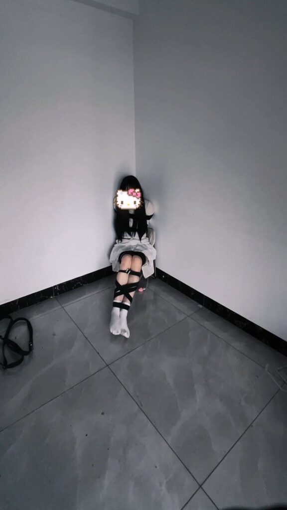 图片[2]-【凉叶子】像被绑在角落里挣扎的摆件 好紧好紧的绑带 含短被绑第一人称-视频-5元站