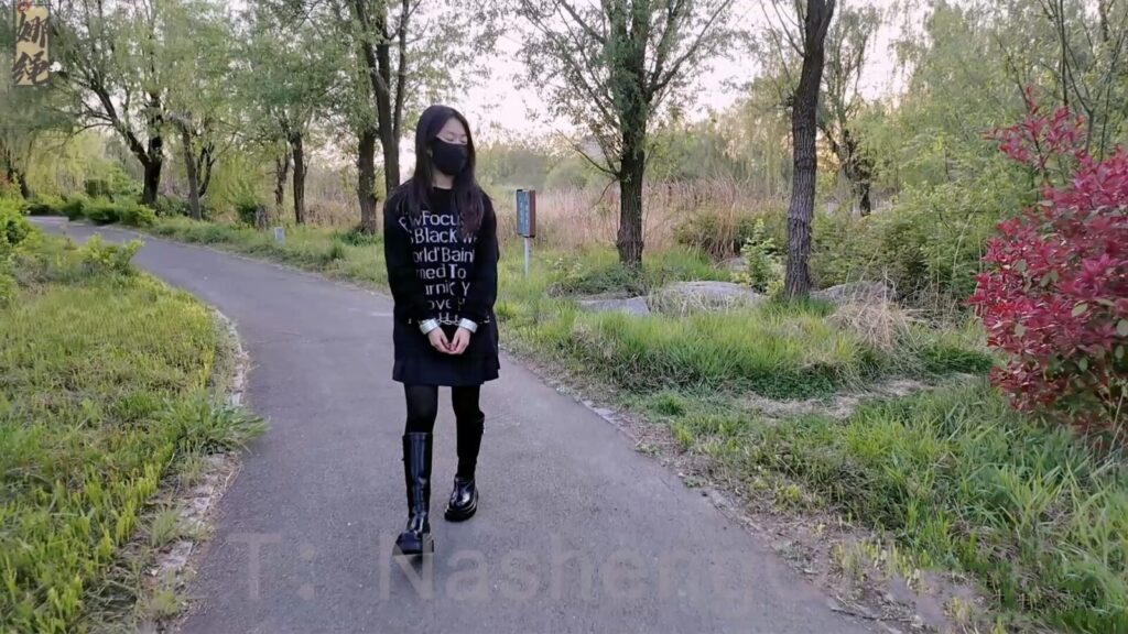 【娜绳工作室】【青柠】户外地点选在公园，脚上带着定制铐子，穿在靴子里，手上带着定制铐子，又带上了绝版铐，只有链子连着从白天一直走到晚上，没想到一路上遇见了不少有趣的人-视频-5元站
