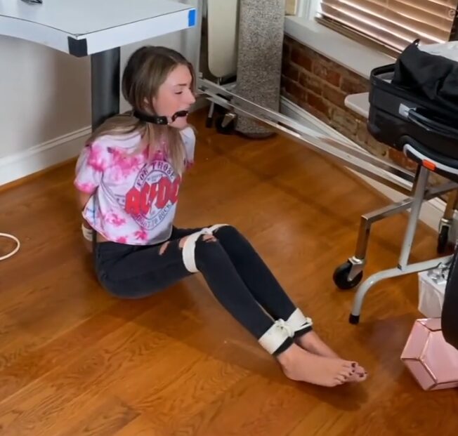 图片[2]-London Evans – Tailgate – Hand-Gagged in Her Car & Hogtied-视频-5元站