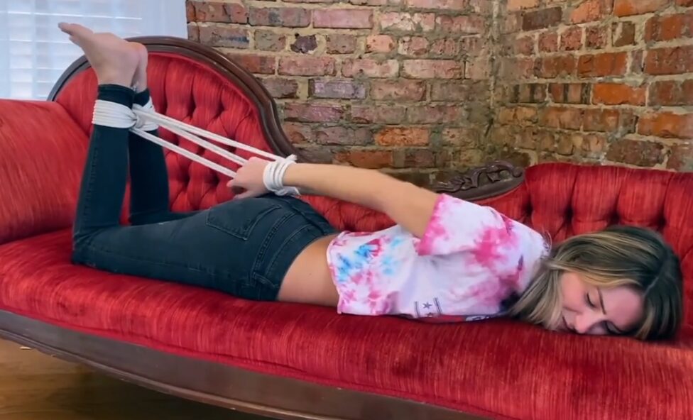 London Evans – Tailgate – Hand-Gagged in Her Car & Hogtied-视频-5元站