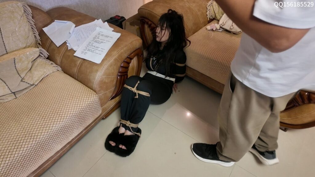 【龙飞绳艺】最后5秒 “宁死不招？杀手亮出她的宠物 女高管瞬间崩溃”-视频-5元站