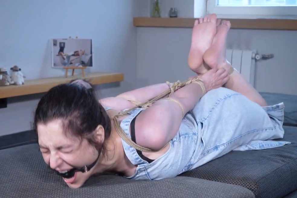 Tonya – Brutal Bastinado Wipes the Smile of Her Annoying Face-视频-5元站
