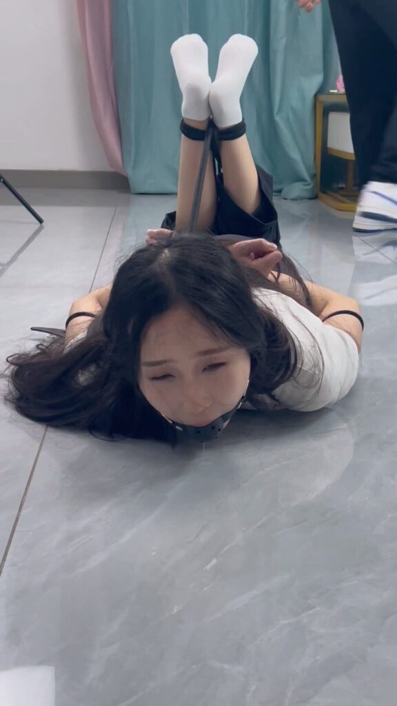 【摩尔泰工作室】雨天女大学生放学路上遭遇绑架（1）-视频-5元站