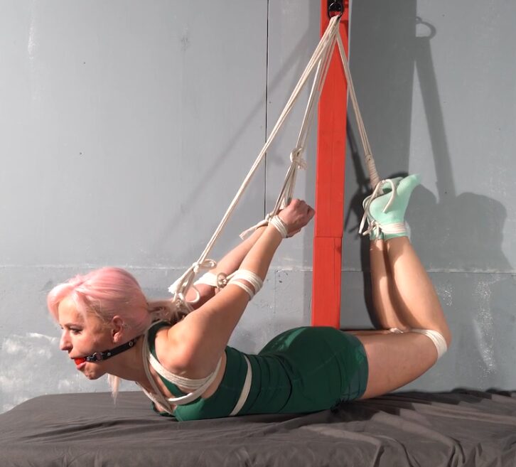 Sandy – Dangling Hogtie-视频-5元站