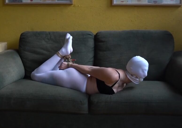 Amber Raven – White Hood Hogtie-视频-5元站