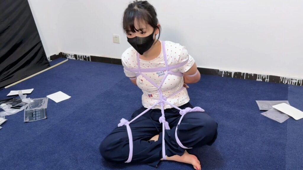 【黑魔法师】雪茹老师的丝袜捆绑防止一下午，有捆绑过程有事后采访，最后雪茹老师被关在乳胶房间一下午-视频-5元站