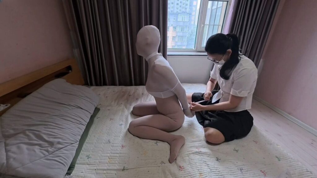 【狸猫工作室】人偶少女穿zentai睡觉不起床，被包成丝袜木乃伊茧惩罚蹂躏，坐脸，抚摸 -视频-5元站