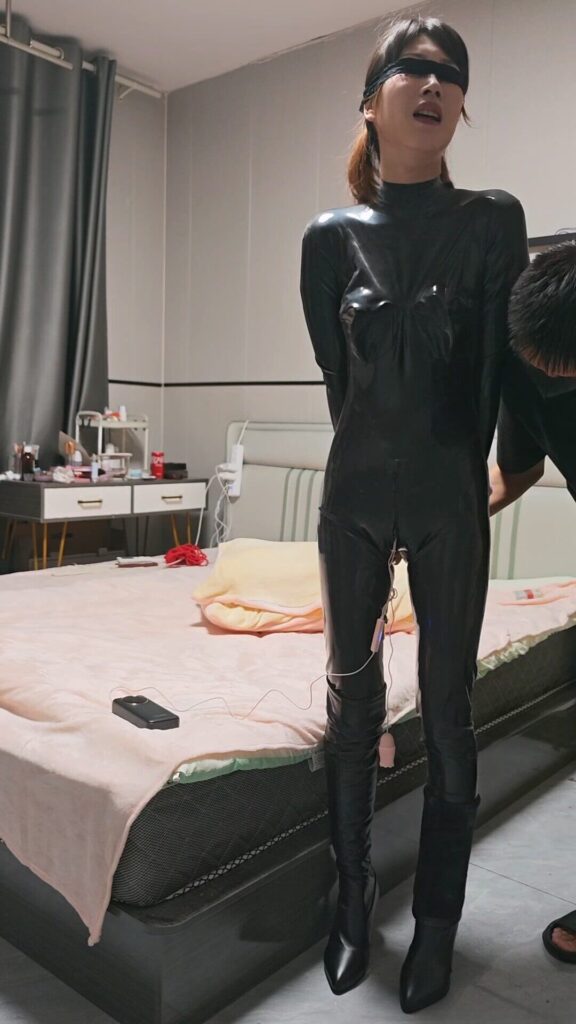 【胶女s/m】穿着胶衣的女人 被强制入体跳蛋 肛塞震动跪倒在地上 口球 手铐 硬拔出跳蛋 肛塞 后续剧情 穿着胶被插 老爽了-视频-5元站