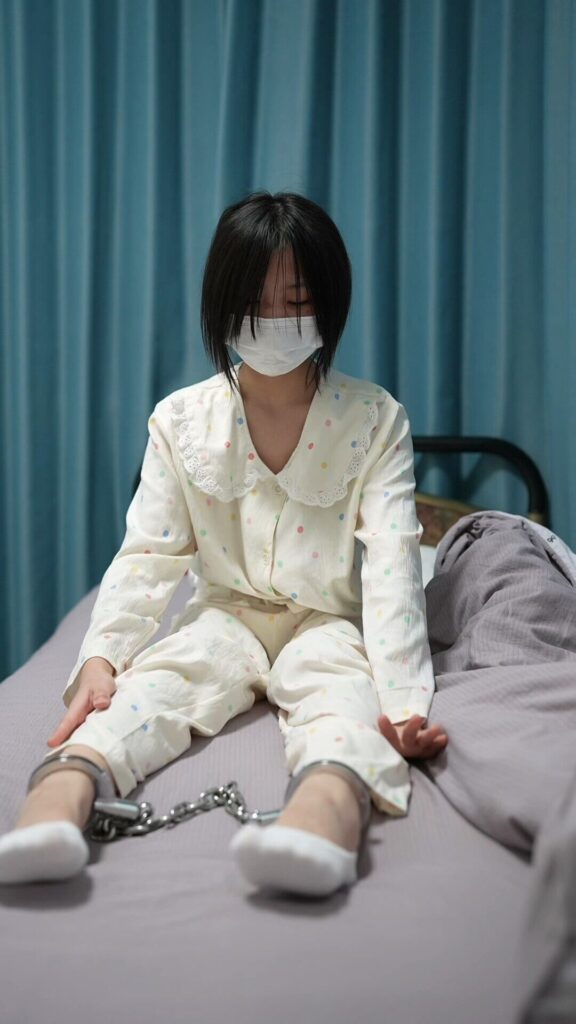 【布莱恩原创】JK水手服女孩挑战手铐锁脚两天！带脚铐坐地铁-视频-5元站