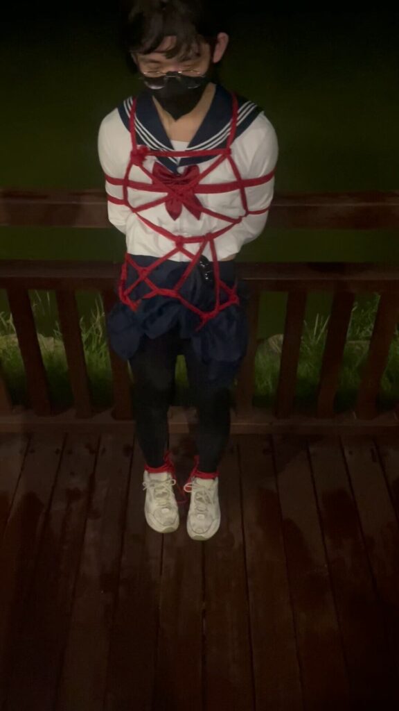 【kilo】夜晚露出jk小南梁捆绑行走-视频-5元站