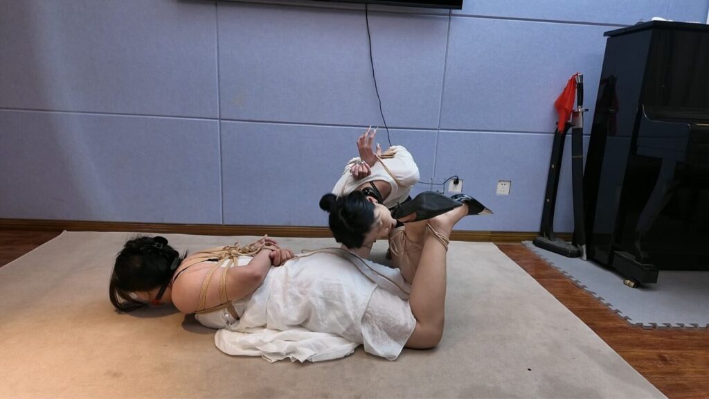 【一绳所爱】《白培培和她的闺蜜挑战逃脱》-视频-5元站