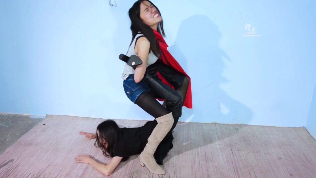 【樱束原创】《姿势禁锢之双女争夺战》定拍！双女为了竞争同一职位发生冲突相互掌掴对方并且相互实施各种摔跤技折磨对方！最后力竭被面试官对二人同时实施双人摔跤技-视频-5元站