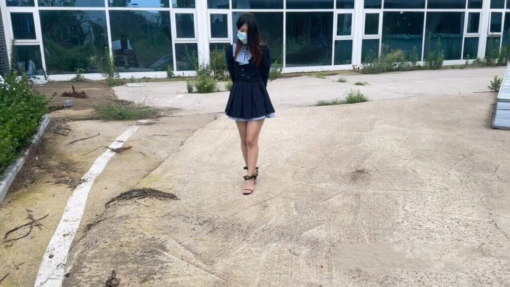 【青青河边草】《开发幼师下》经过上次的户外押解，幼师回家之后意犹未尽，再次联系我，深入体验，决定继续开发，烂尾楼镣铐押解，口环 罚跪-视频-5元站