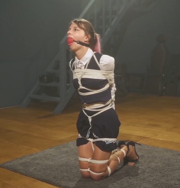 Anfisa – Struggling in Tight Rope Bondage with a Large Ballgag-视频-5元站