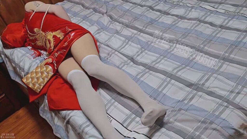 图片[2]-【墨色】旗袍驷马震动棒强高 脱内裤塞嘴 模拟中式新娘被捆绑 盖红盖头吃东西-视频-5元站