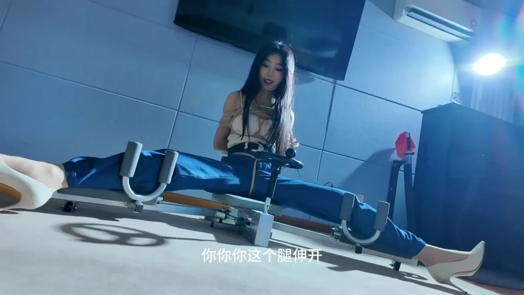 图片[3]-【一绳所爱】《官官探店新体验》上 官官身穿吊带上衣牛仔裤体验坐绳吊缚、开腿器等项目 逐帧展示绝美面庞与妖娆身材-视频-5元站