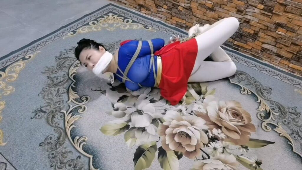【牧遥工作室】女超人雅思接到任务,去抓拿歹徒,刚进去歹徒老巢,空中毒气把她熏晕过去.被绑了起来-视频-5元站