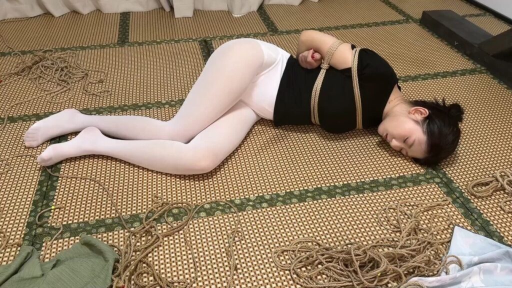 【象人工作室】【花花】【微剧情】面试模特却面试到绳模，第一天上班惨遭捆绑跳蛋调教震动棒！事后采访！-视频-5元站