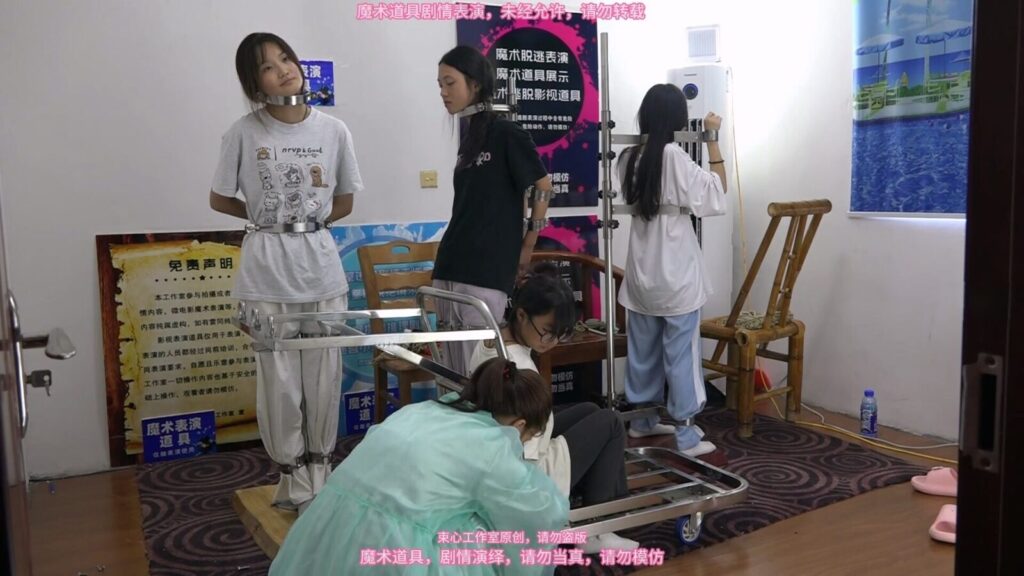 【束心工作室】几个女大学生玩站立架，不同的站立架，也许体验感是不一样的，有的站立架能坚持的时间长一点，有的就比较难受，喜欢站立架的不要错过-视频-5元站