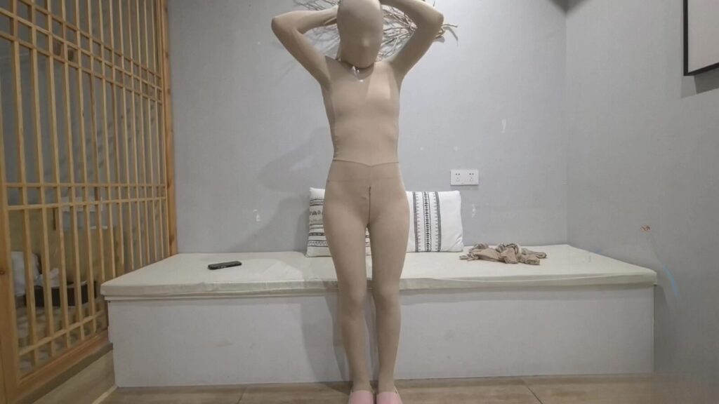 【FXX】【ZENTAI】缝着接受挑战任务再穿通宵，接到定拍室内穿三层 第一层缝第三层锁，视线几乎没有了，在家梳妆打扮好外出挑战定拍的任务，找一个路人聊天，到便利店购物-视频-5元站