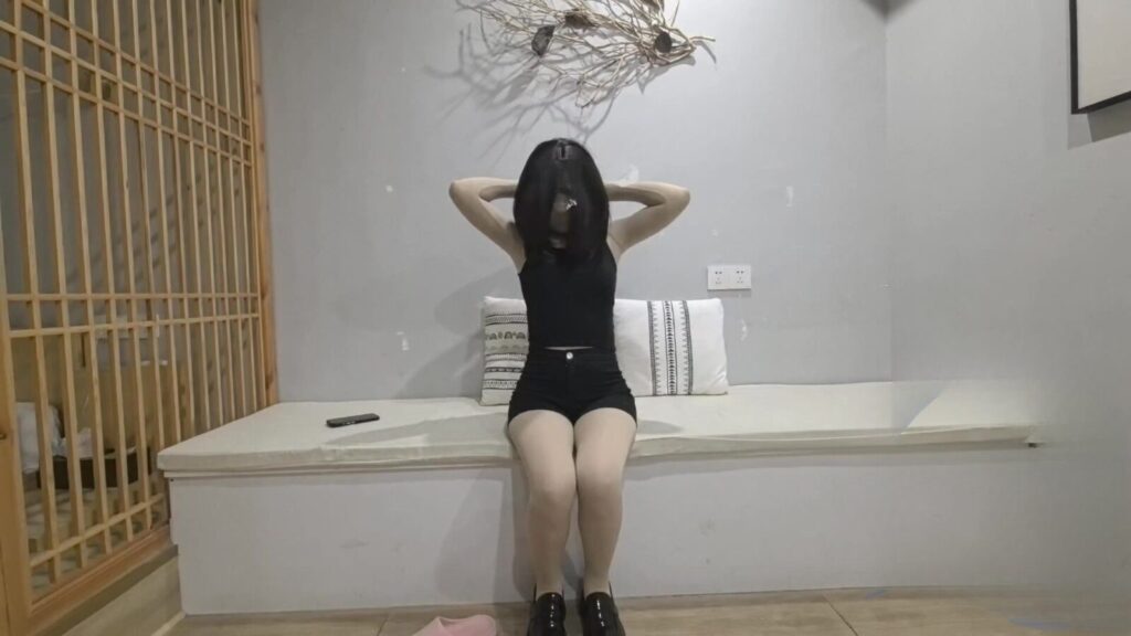 图片[2]-【FXX】【ZENTAI】缝着接受挑战任务再穿通宵，接到定拍室内穿三层 第一层缝第三层锁，视线几乎没有了，在家梳妆打扮好外出挑战定拍的任务，找一个路人聊天，到便利店购物-视频-5元站