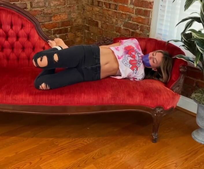 London Evans – Tailgate – Hand-Gagged in Her Car & Hogtied-视频-5元站